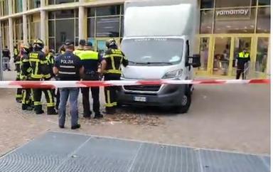 Tragedia a Bolzano, morta la bambina di 5 anni travolta da un furgone in via Garibaldi