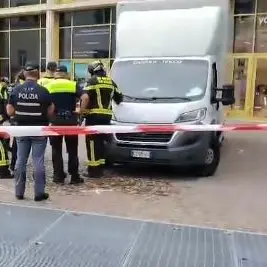 Tragedia a Bolzano, morta la bambina di 3 anni travolta da un furgone in via Garibaldi