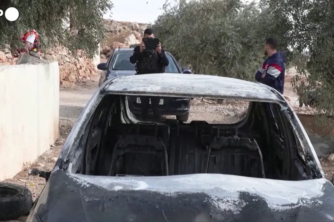 Attacco dei coloni in Cisgiordania, i segni della violenza vicino Ramallah