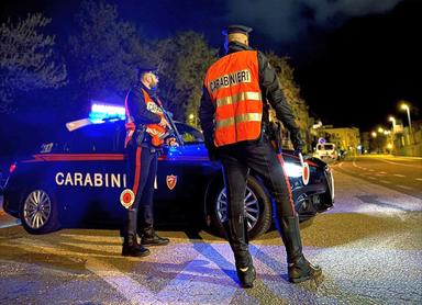 Sanzionati per ubriachezza, poco dopo rubano vino in un locale: denunciati