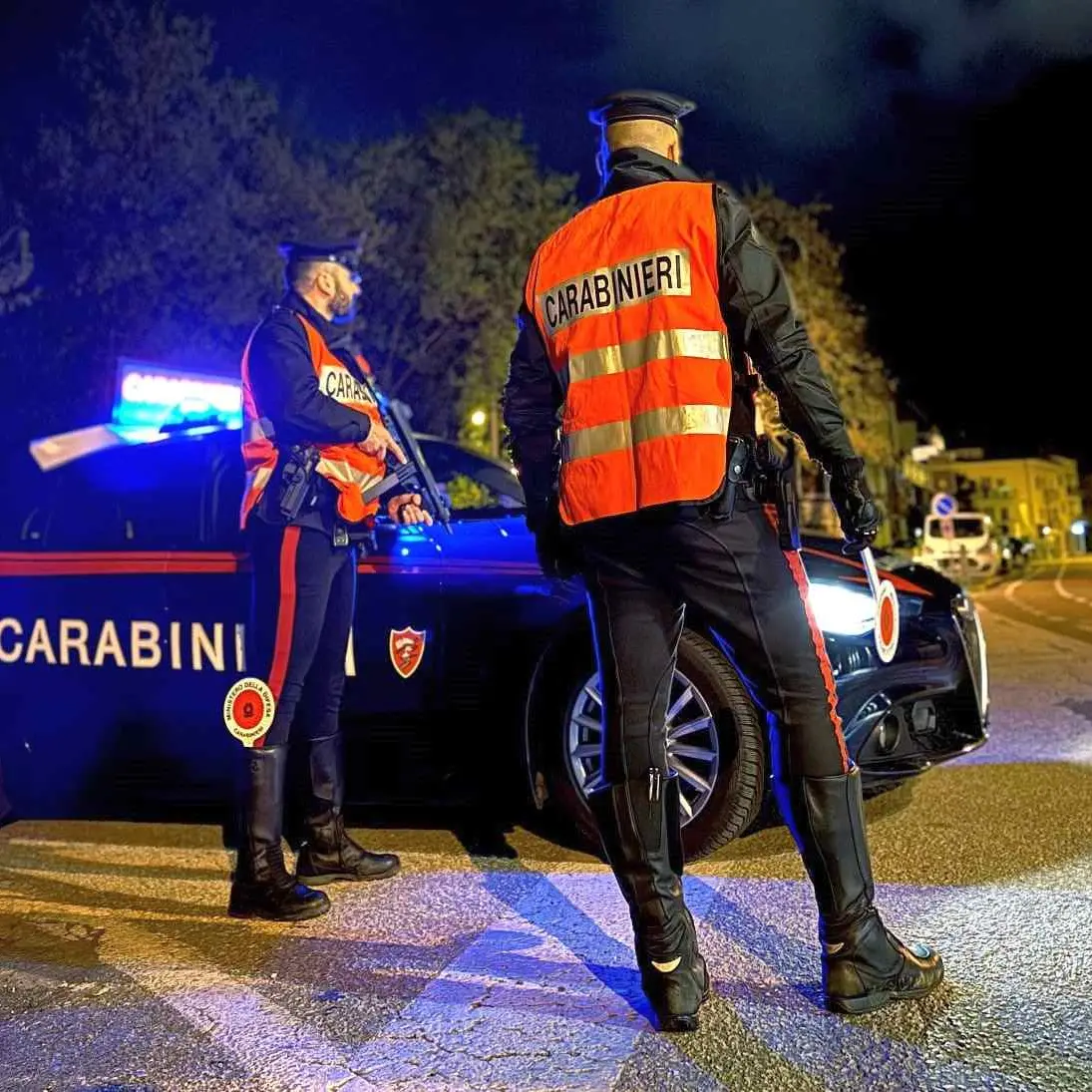 Sanzionati per ubriachezza, poco dopo rubano vino in un locale: denunciati