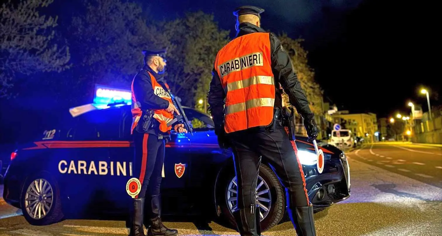 Sanzionati per ubriachezza, poco dopo rubano vino in un locale: denunciati