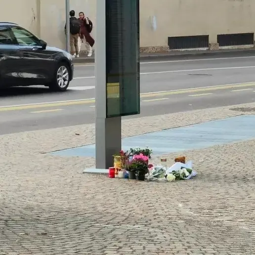 Fiori, peluche e lumini per Jamila: Bolzano piange la bimba morta a tre anni