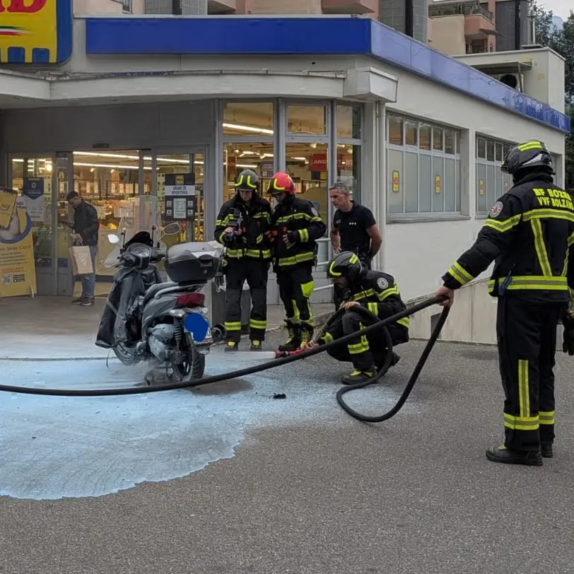 Scooter in fiamme in via Maso della Pieve, decisivo l’allarme di una ragazza