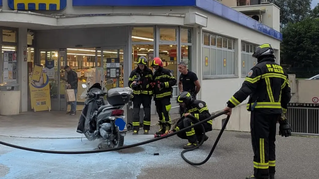 Scooter in fiamme in via Maso della Pieve, decisivo l’allarme di una ragazza