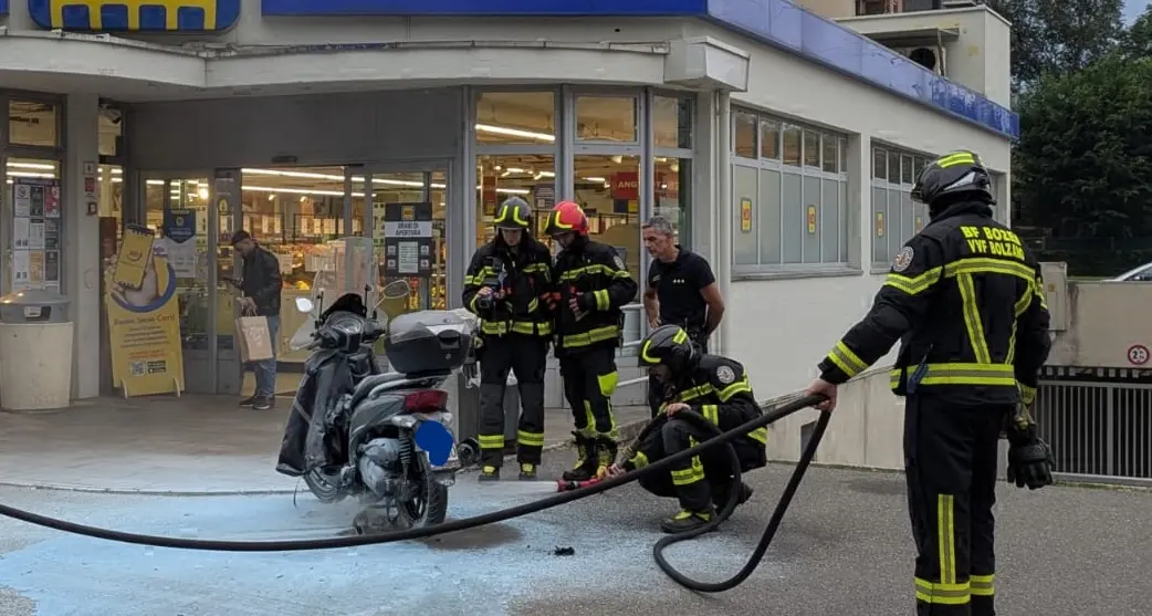 Scooter in fiamme in via Maso della Pieve, decisivo l’allarme di una ragazza