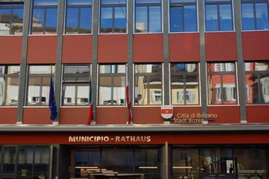 Bolzano, cambiano gli orari degli uffici comunali: confermato il «giovedì del cittadino»