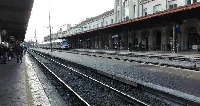 Trasporti, l’attacco del Team K: «Treni in ritardo e corse cancellate, pendolari allo stremo»