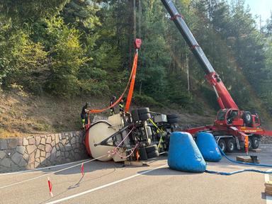 Rimorchio si ribalta in un tornante: strada per San Valentino chiusa per ore