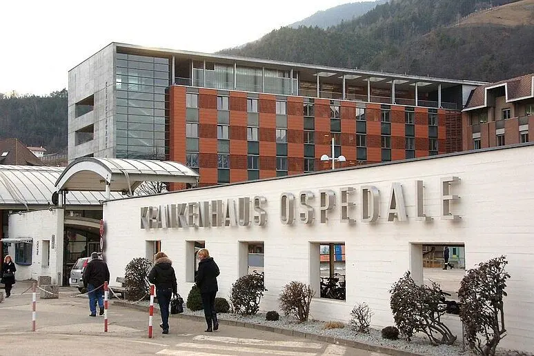 Ciclista trovato a terra da altri passanti: ricoverato in gravi condizioni
