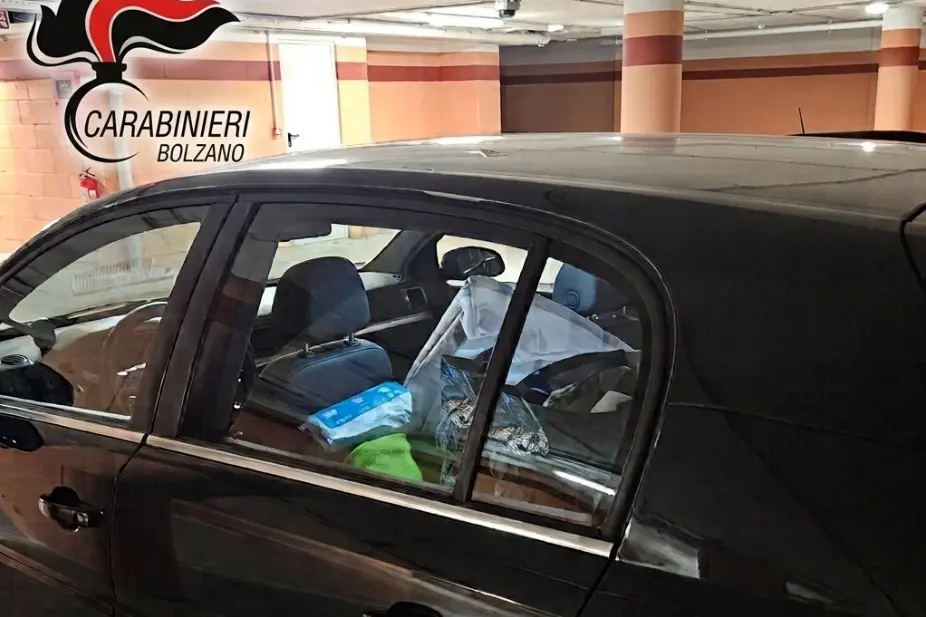Laives, tentano il furto nell’auto: la dashcam li incastra