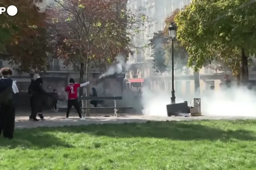 Parigi, ancora proteste degli studenti e scontri con la polizia