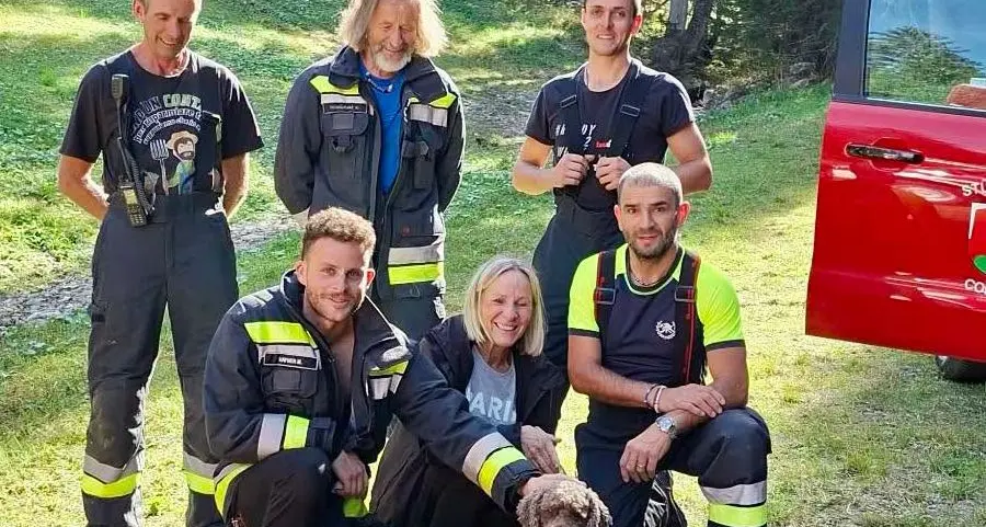 Dalla paura al lieto fine: i vigili del fuoco liberano un cane intrappolato in un tubo di scarico