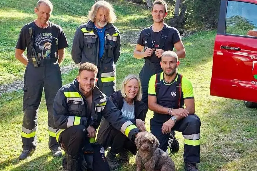 Dalla paura al lieto fine: i vigili del fuoco liberano un cane intrappolato in un tubo di scarico