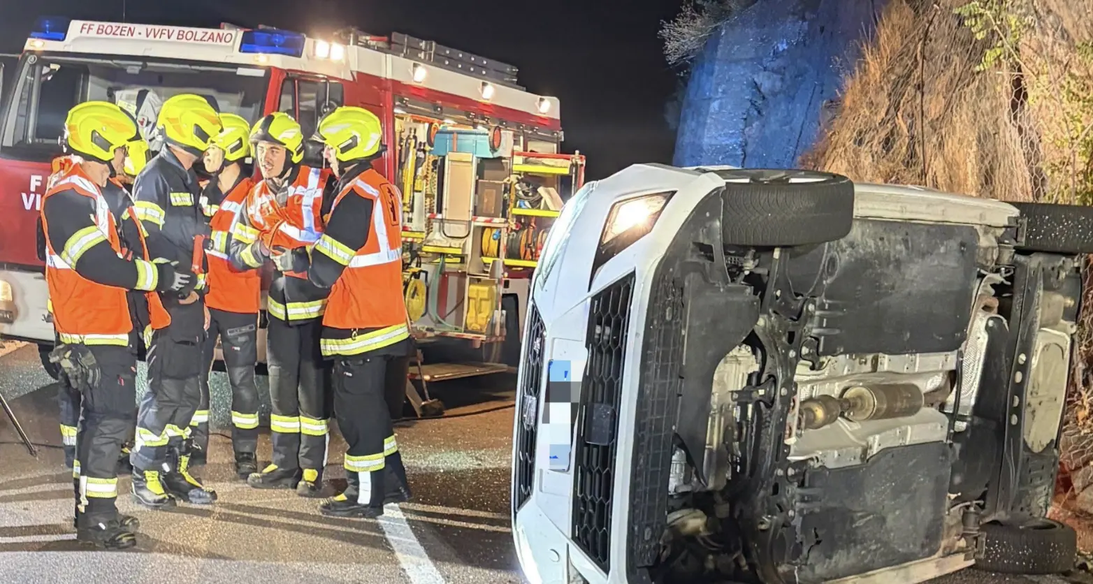 Auto si ribalta sulla strada del Renon, paura nella notte: illesi gli occupanti