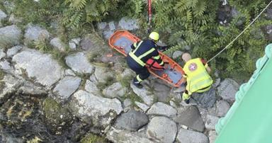 Merano, cade nel Passirio per recuperare il computer della bici: ferita una turista