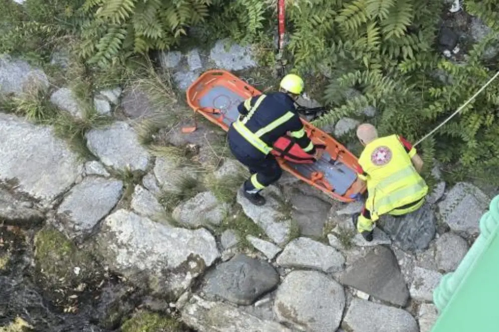 Merano, cade nel Passirio per recuperare il computer della bici: ferita una turista