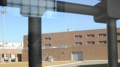 Arrestato mentre minacciava l’ex sotto casa: in macchina aveva tre coltelli e nastro adesivo