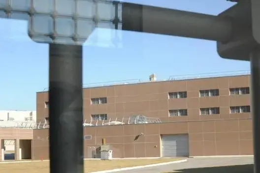 Arrestato mentre minacciava l’ex sotto casa: in macchina aveva tre coltelli e nastro adesivo