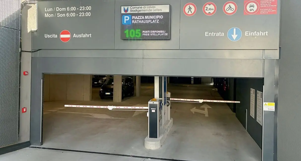 Laives, parcheggio sotto la piazza: 60 minuti gratis e 1,20 euro l’ora
