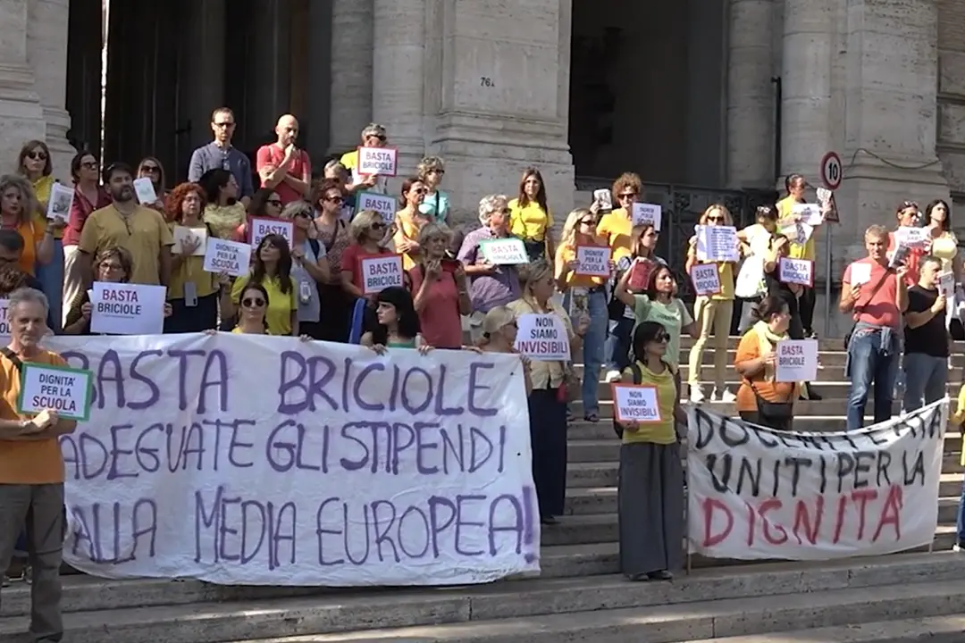 \"Chiediamo un salario dignitoso\", protesta dei docenti a Roma e Milano