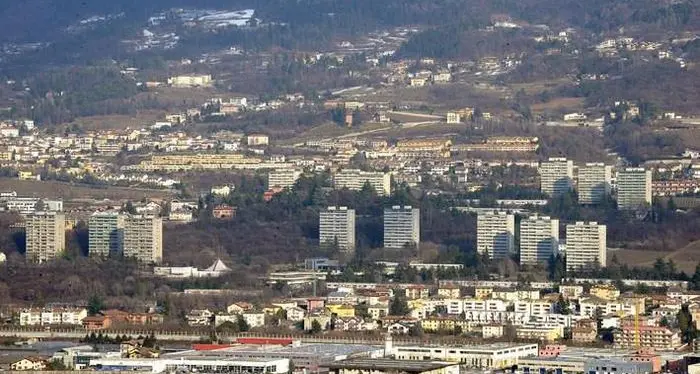 Spari a Trento sud: colpiti auto e appartamento