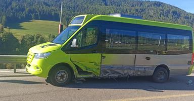 Scontro tra un’auto e un minibus in Val Pusteria: un ferito