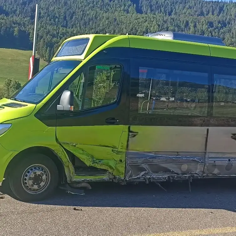 Scontro tra un’auto e un minibus in Val Pusteria: un ferito