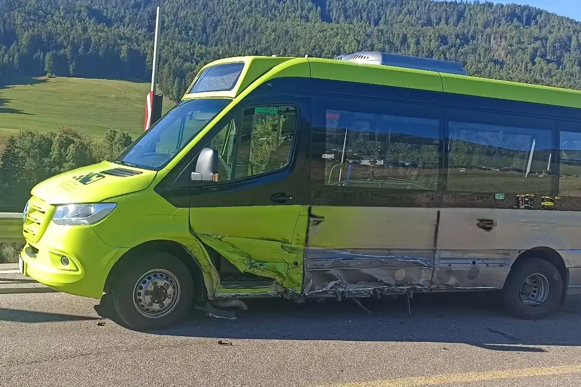 Scontro tra un’auto e un minibus in Val Pusteria: un ferito