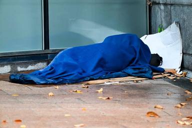 Senzatetto, 120 dormono in strada: «Servono bagni e depositi»