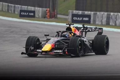 Verstappen vince a Sepang, Antonelli secondo e sempre più solo in vetta