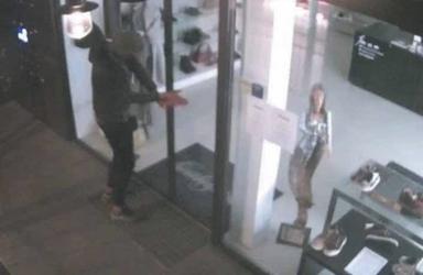 Spaccata sotto i Portici, furti senza fine a Merano