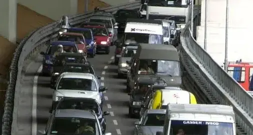 Schianto sull’Arginale poco prima delle 8: pesanti disagi al traffico