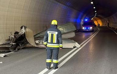 Camion divelle il soffitto della galleria, disagi in tangenziale di Brunico