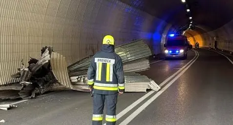 Camion divelle il soffitto della galleria, disagi in tangenziale di Brunico