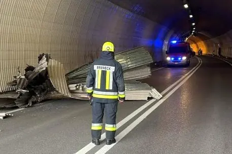 Camion divelle il soffitto della galleria, disagi in tangenziale di Brunico