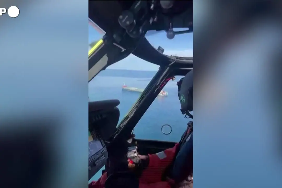 Nave prende fuoco e affonda nel Mar Nero, 2 morti