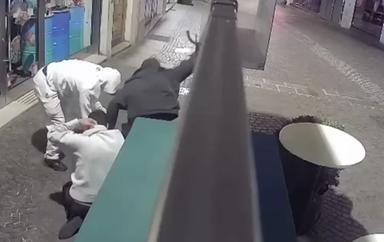 Violenta aggressione in via Goethe, giovane picchiato da tre incappucciati