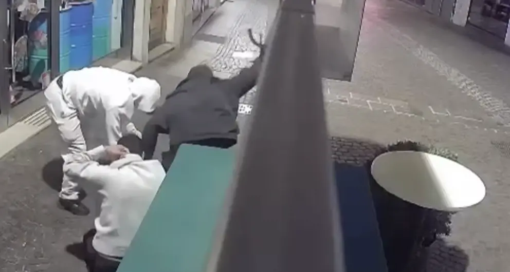 Violenta aggressione in via Goethe, giovane picchiato da tre incappucciati