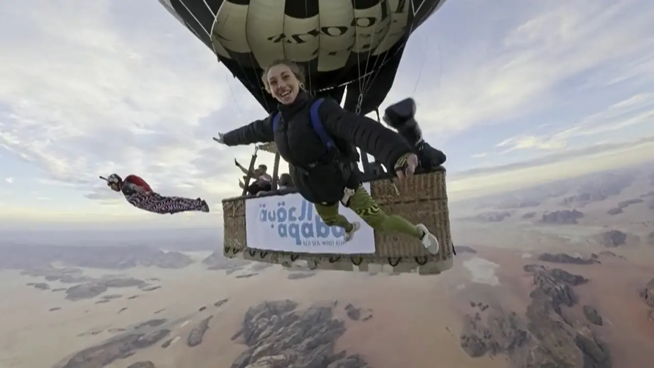 Giordania, la salita in mongolfiera e poi il lancio in paracadute