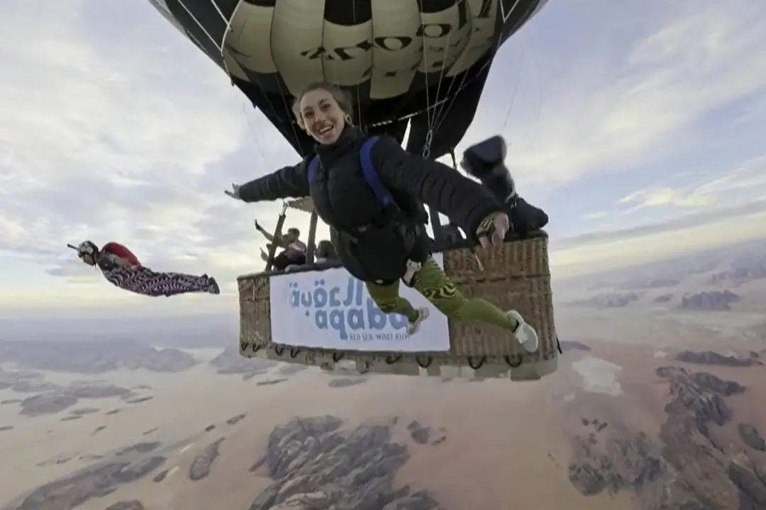 Giordania, la salita in mongolfiera e poi il lancio in paracadute