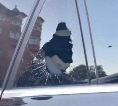 Seminano il caos in centro e spaccano i vetri delle auto