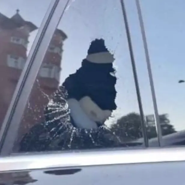 Seminano il caos in centro e spaccano i vetri delle auto