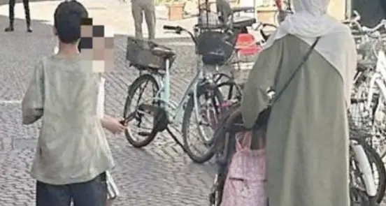 Migranti, le prime 29 famiglie lasciano Bolzano: saranno accolte nei Comuni della provincia
