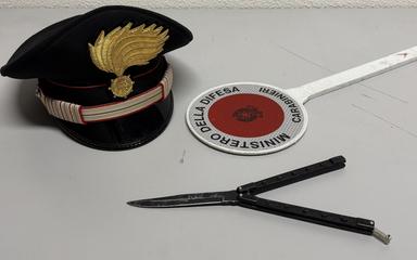 Dorme nell’auto di un’altra persona, ventenne trovato con un coltello a farfalla