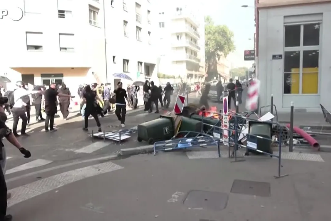 Blocchi dei licei, proseguono le proteste in tutta la Francia