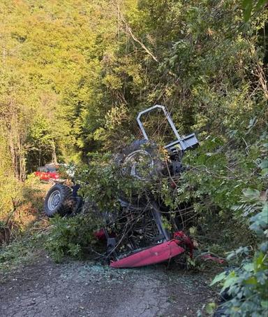 Trattore precipitato per 30 metri: maxi intervento dei vigili del fuoco