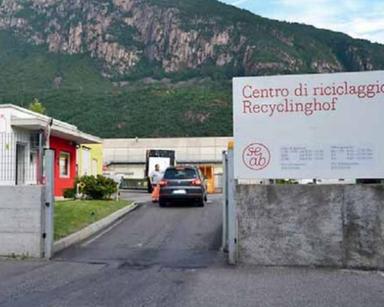 Bolzano, due fusti gettati nel container fanno scattare l'allarme chimico