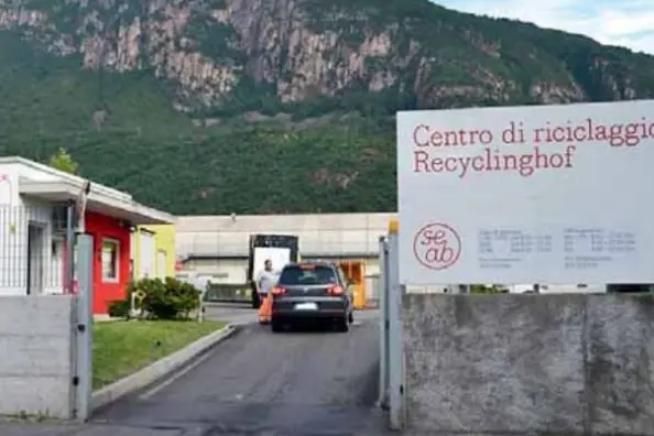 Bolzano, due fusti gettati nel container fanno scattare l'allarme chimico