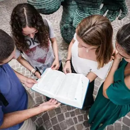 Alto Adige, più della metà dei giovani lavora durante l’estate: crescono i contratti
